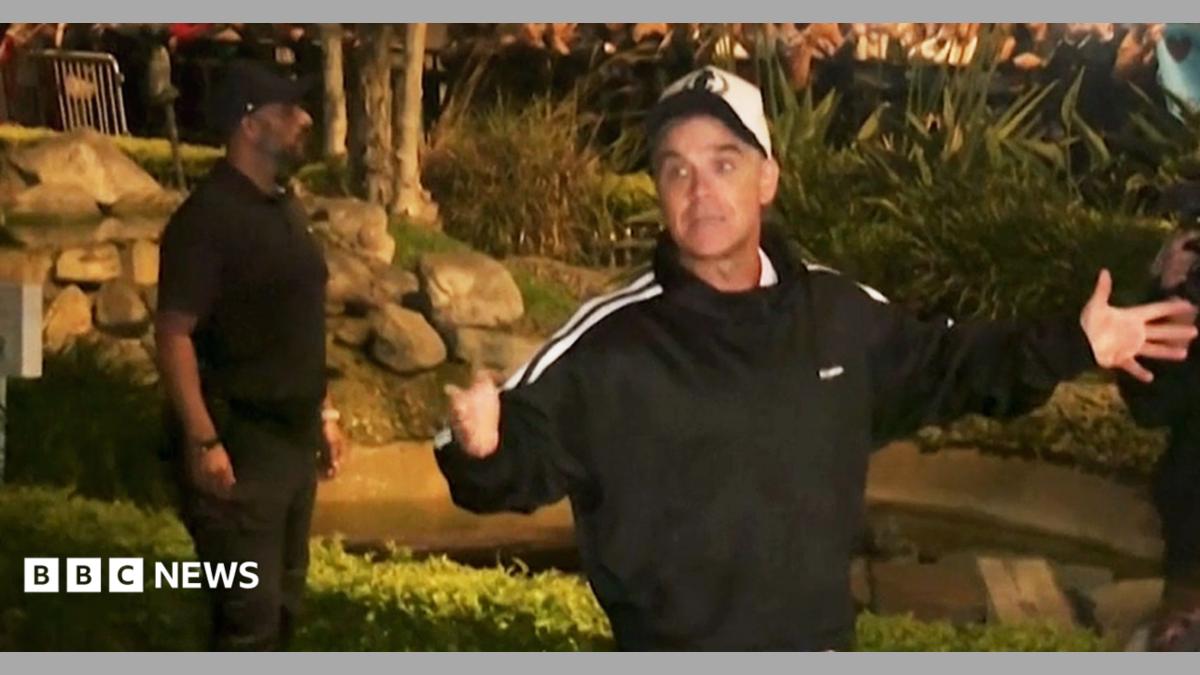 Robbie Williams'tan Lima'da Sürpriz Konser: İptal Edilen Gösteri Sonrası Otel Önünde Şarkı Söyledi
