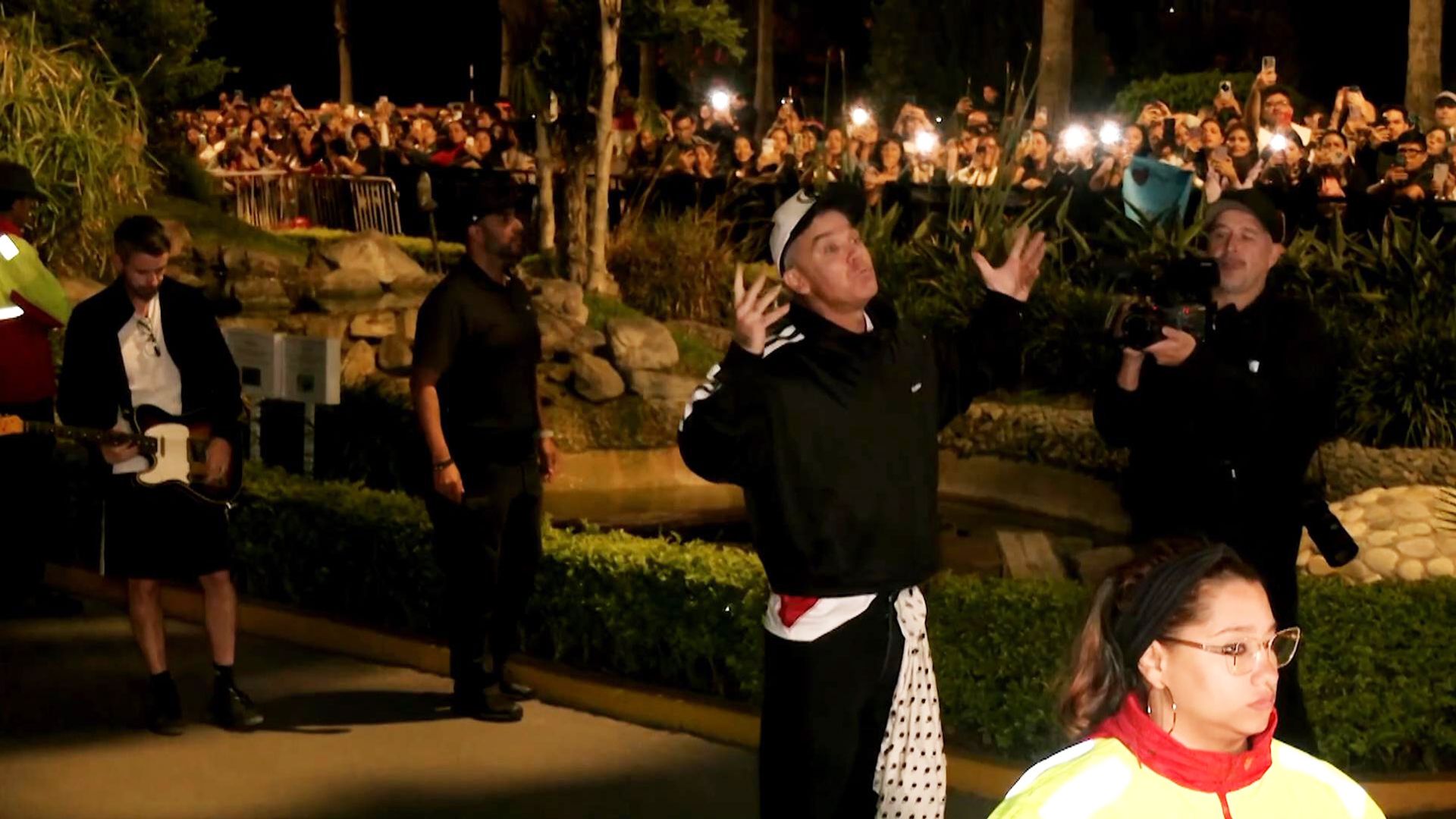Robbie Williams Peru'da Konser İptal Edilince Otel Önünde Hayranlarıyla Şarkı Söyledi