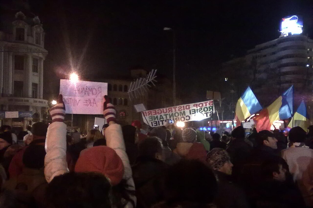 Romanya'da Çiftçiler Hükümet Binası Önünde Polisle Çatıştı