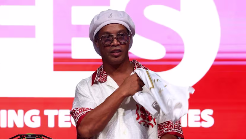 Ronaldinho İtalya'nın Ravenna Kulübüyle Sahaya Dönüyor