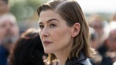 Rosamund Pike tiyatroda telefon kullanan seyirciye ne dedi