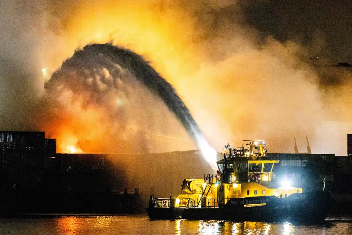 Rotterdam'daki atık tesisi yangını kontrol altına alındı