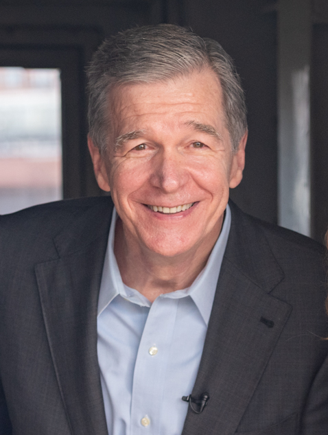 Anketler: Roy Cooper, Kuzey Carolina'da Tarihi Bir Zafere Koşuyor