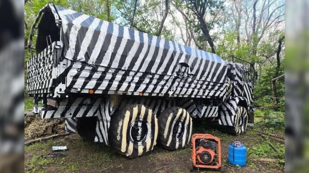 Rus araçlarına 'zebra kamuflajı': Ukrayna'nın İHA'larını yanıltma taktiği