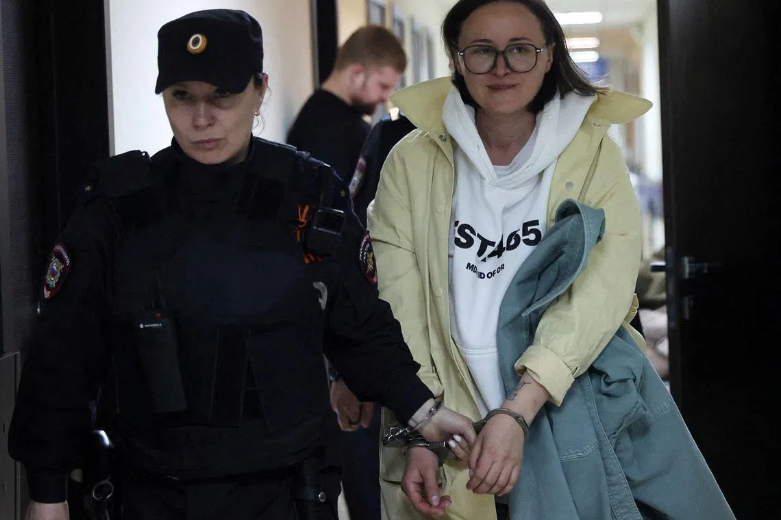 Rus oyun yazarının kocası sürgünde yalnız nöbet tutuyor