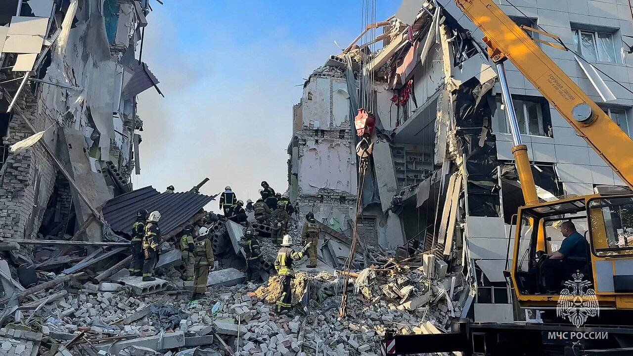 Rus saldırısında gönüllü kurtarma ekipleri devrede