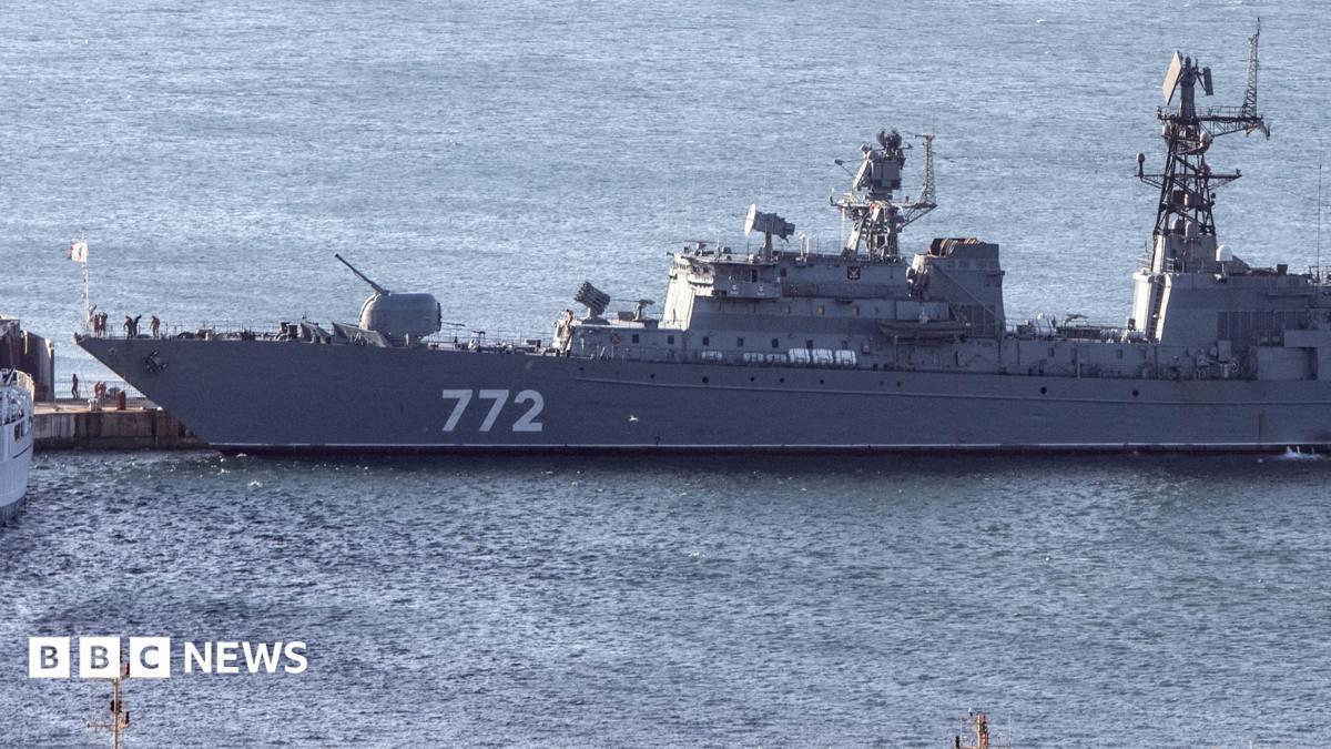 Rus savaş gemisi Plymouth açıklarında tatbikat yaptı