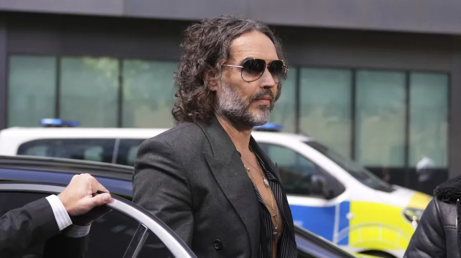 Russell Brand, MAHA Zirvesi'nde panel yönetecek