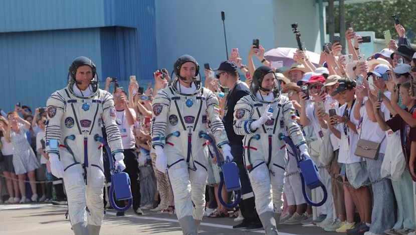 Rusya, ABD'li astronotu ve iki kozmonotu uzay istasyonuna gönderdi