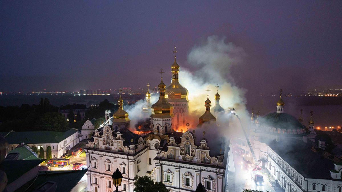 Rusya'nın Ukrayna'ya Ölümcül Saldırıları: Kiev Katedrali Alevlere Teslim