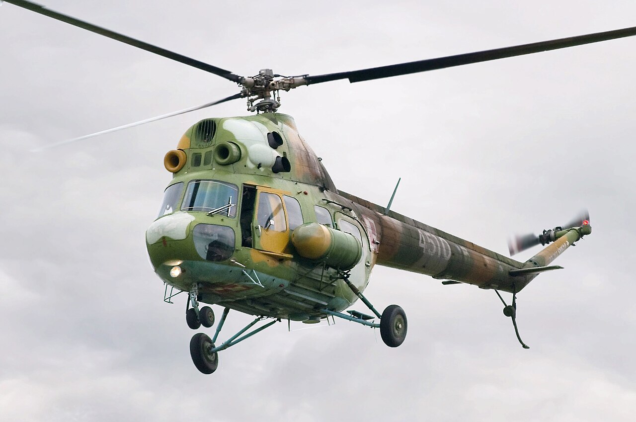 Rusya'da askeri helikopter taşıyan kamyonet devrildi