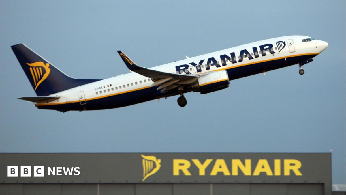 Ryanair uçağında motor parçası koparak pencereyi kırdı: Yolcunun başı dışarı fırladı