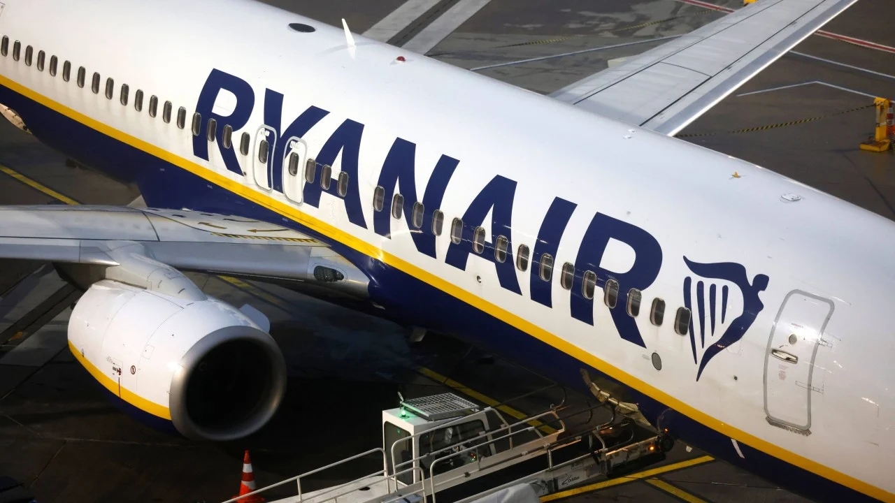 Ryanair uçağında kabus: Pencere uçuşta açıldı, yolcu emildi