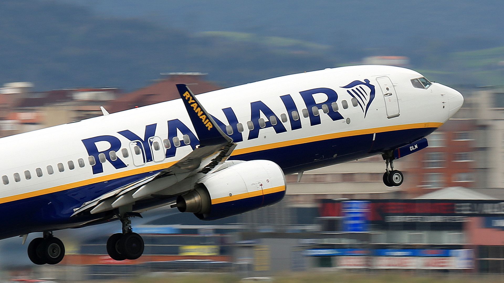 Ryanair uçağında yolcu kısmen pencereden dışarı çıktı