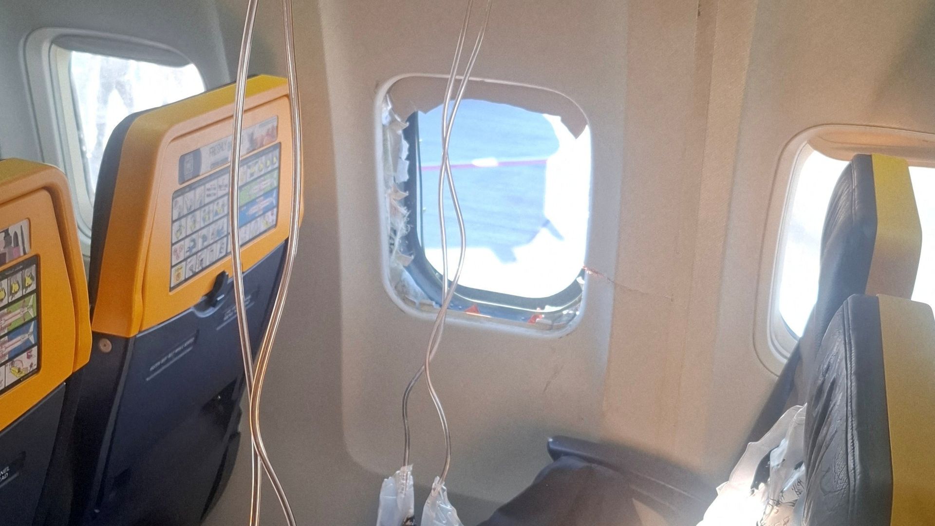 Ryanair uçağında yolcuyu kısmen dışarı çeken pencere kırılmasının nedeni belli oldu