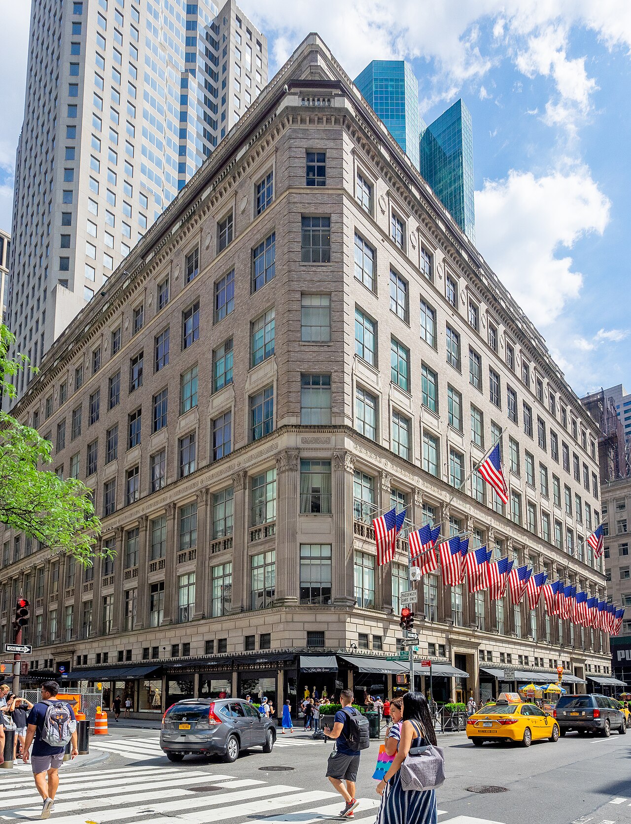 Saks'ın Kurtuluşu Wall Street'ten Değil Gucci'den Geçiyor