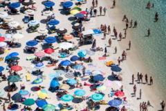 Sardunya'da Şemsiye Yasağı: 10-65 Yaş Arası Turistler Plaja Giremeyecek