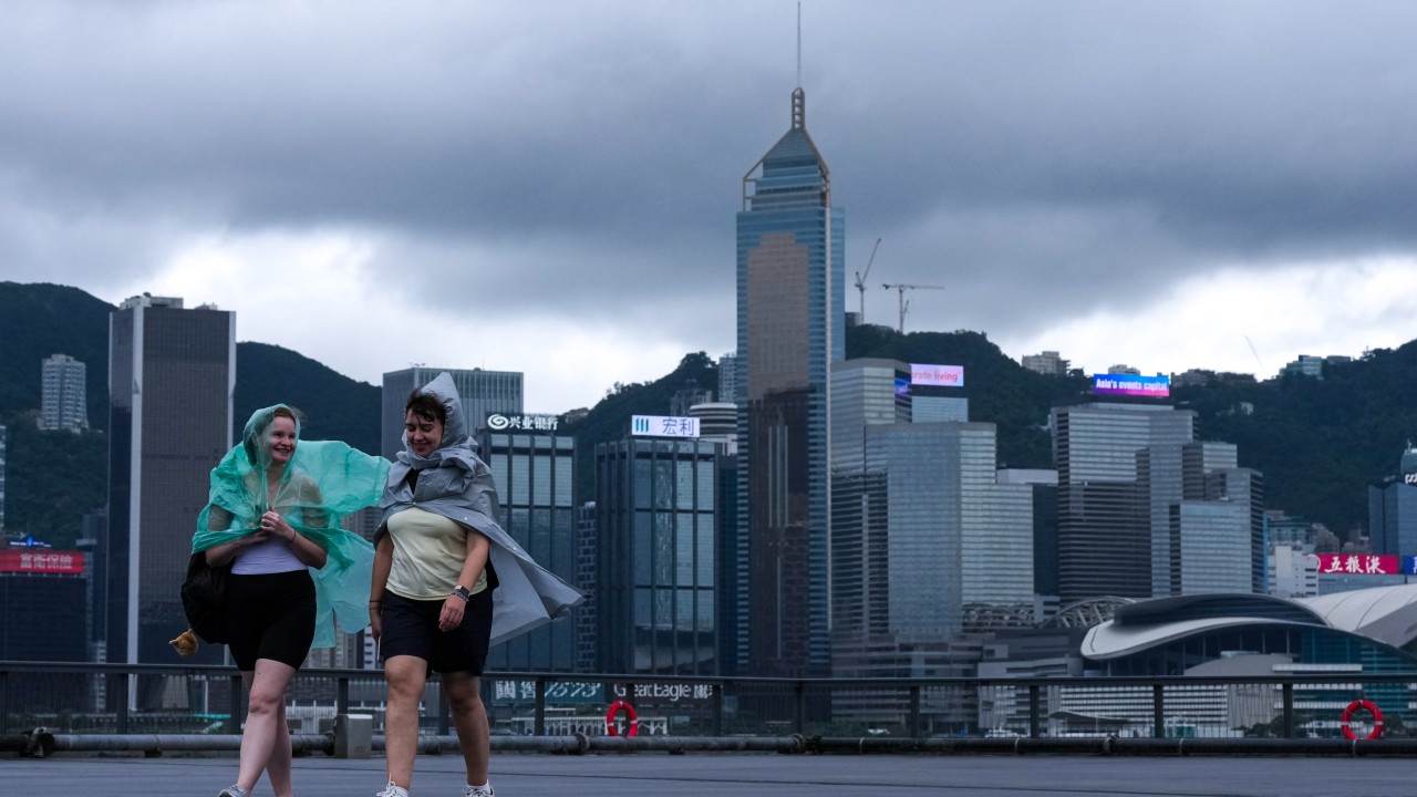 Saudel Tayfunu Hong Kong'u Tehdit Ediyor: Nadir Güçlenme Sonrası Yön Değişikliği