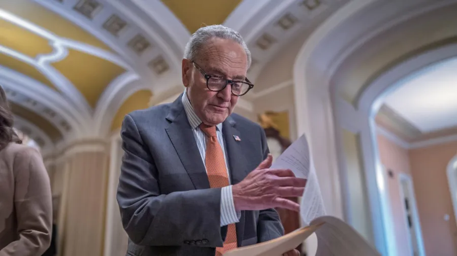 Schumer: Trump, Putin'e 'yılın doğum günü hediyesini' verdi