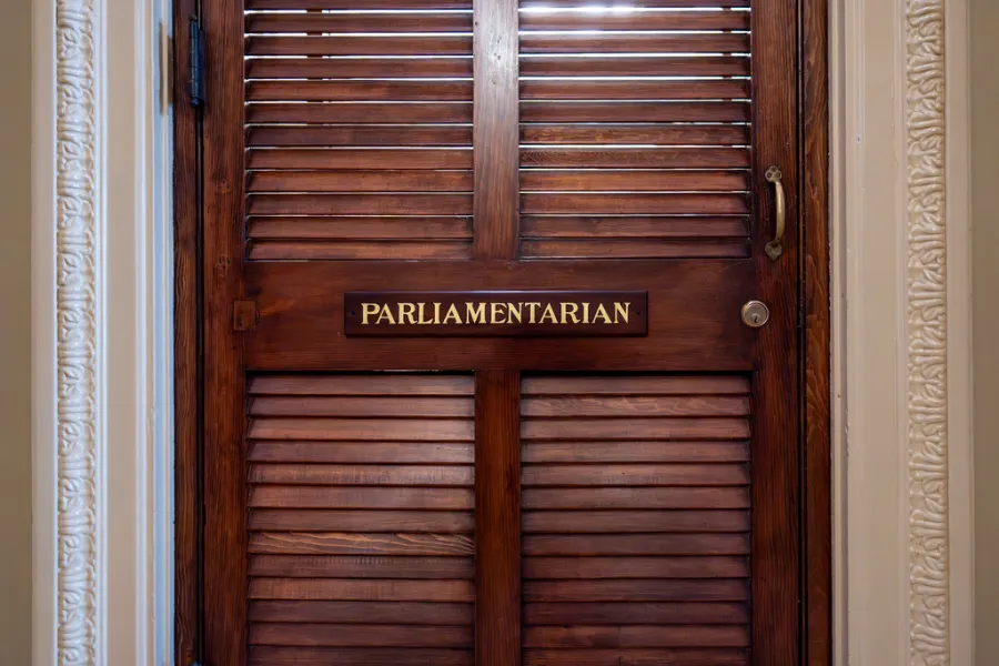 Senato Parlamenterine Övgü: Tarafsız Kalmaya Devam