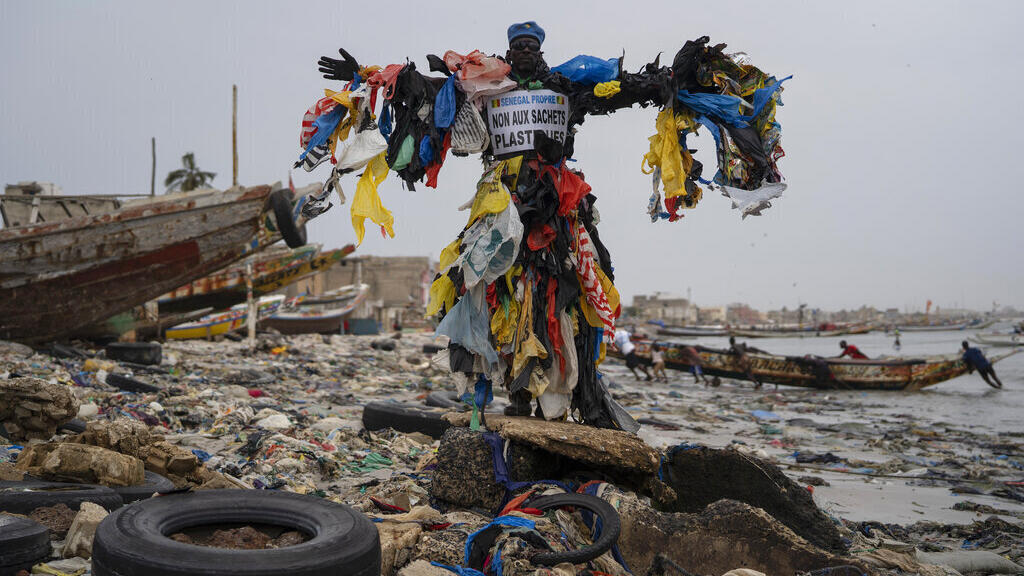 Senegal'in 'Plastik Adam'ı çevre kirliliğine dikkat çekiyor