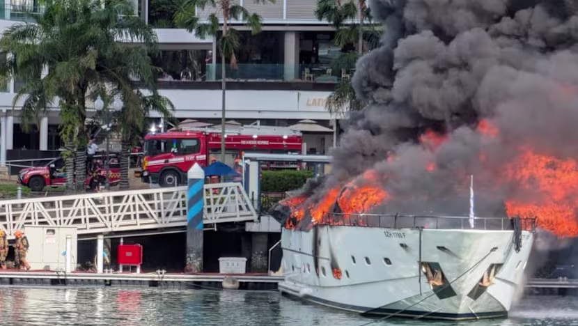 Sentosa Cove'da lüks yatta yangın: Siyah dumanlar yükseldi