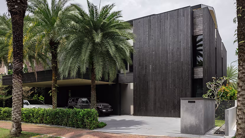 Sentosa Cove'da yanan siyah ahşap kaplı ev: Japon tekniği shou sugi ban ile dönüşüm
