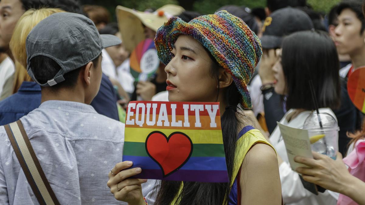 Seul'de LGBT Onur Yürüyüşü ve Karşı Protesto