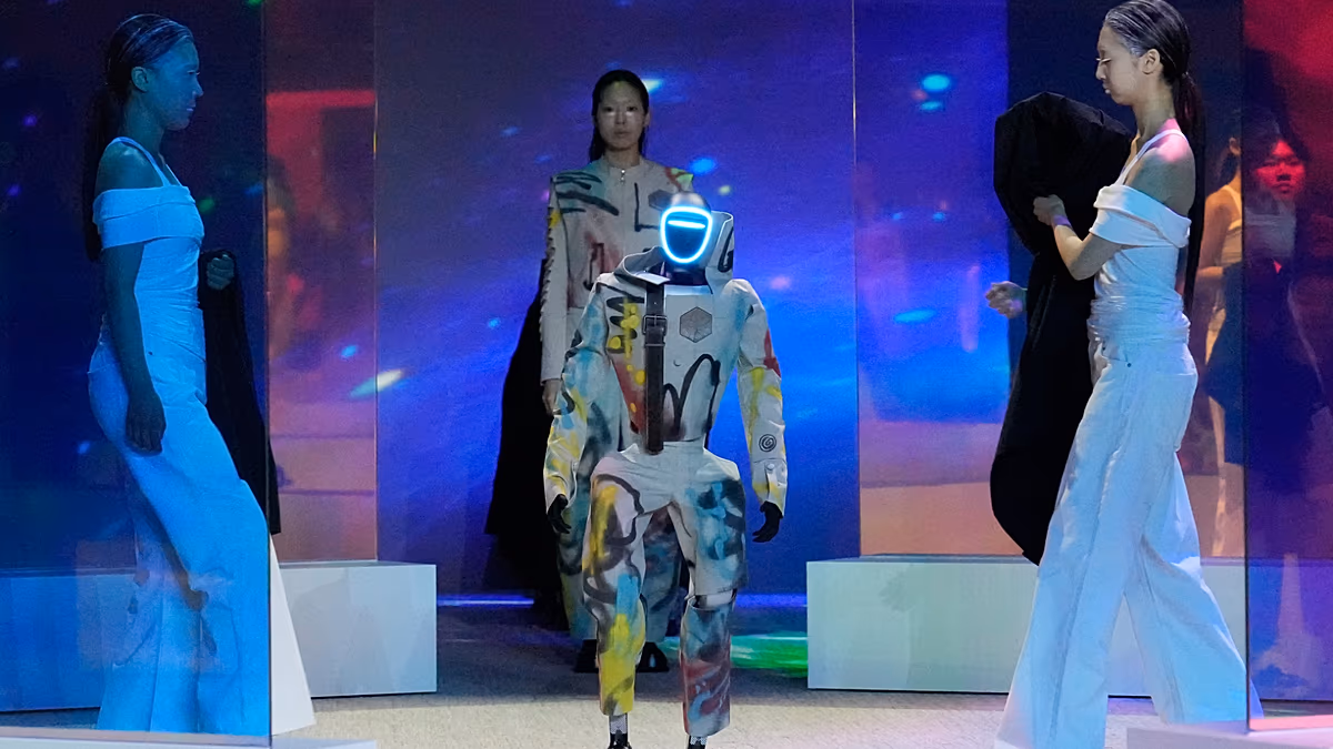 Seul'deki defilede robot mankenler podyuma çıktı
