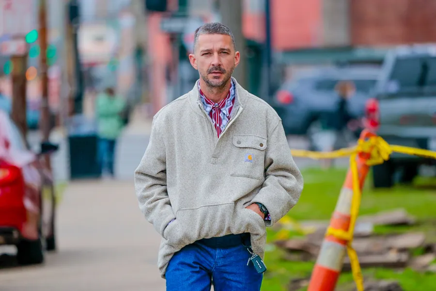 Shia LaBeouf New Orleans'ta Mardi Gras Olayında Savunma Yaptı