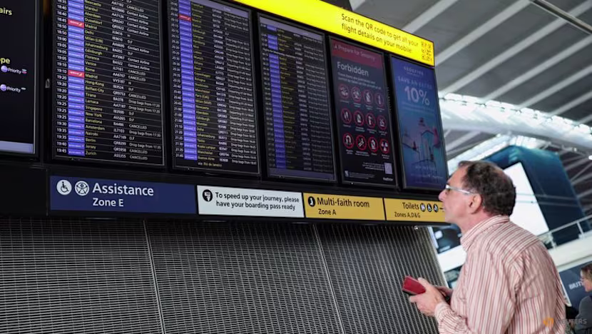 SIA uçuşları Heathrow kesintisi nedeniyle yön değiştirdi