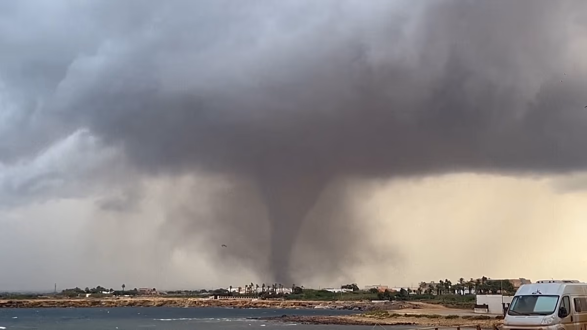 Sicilya'da Nadir Hortumlar Kasabayı Vurdu
