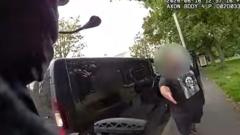 Silahlı Polise Arabasında Yer Veren Sürücü Kamerada