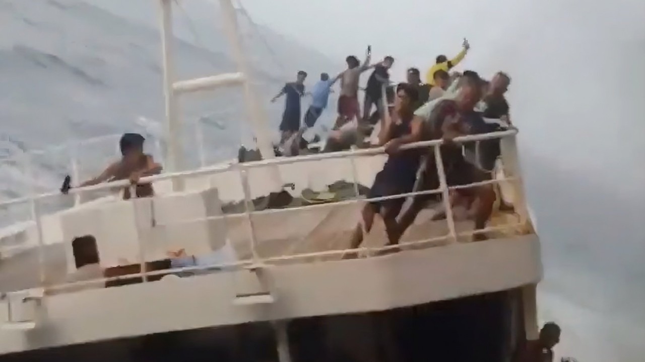 Singapur Boğazı'nda kargo gemisi Çin balıkçı teknesine çarptı