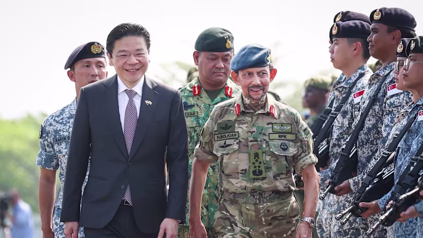 Singapur ve Brunei 50. yıl dönümünü ortak askeri geçit töreniyle kutladı