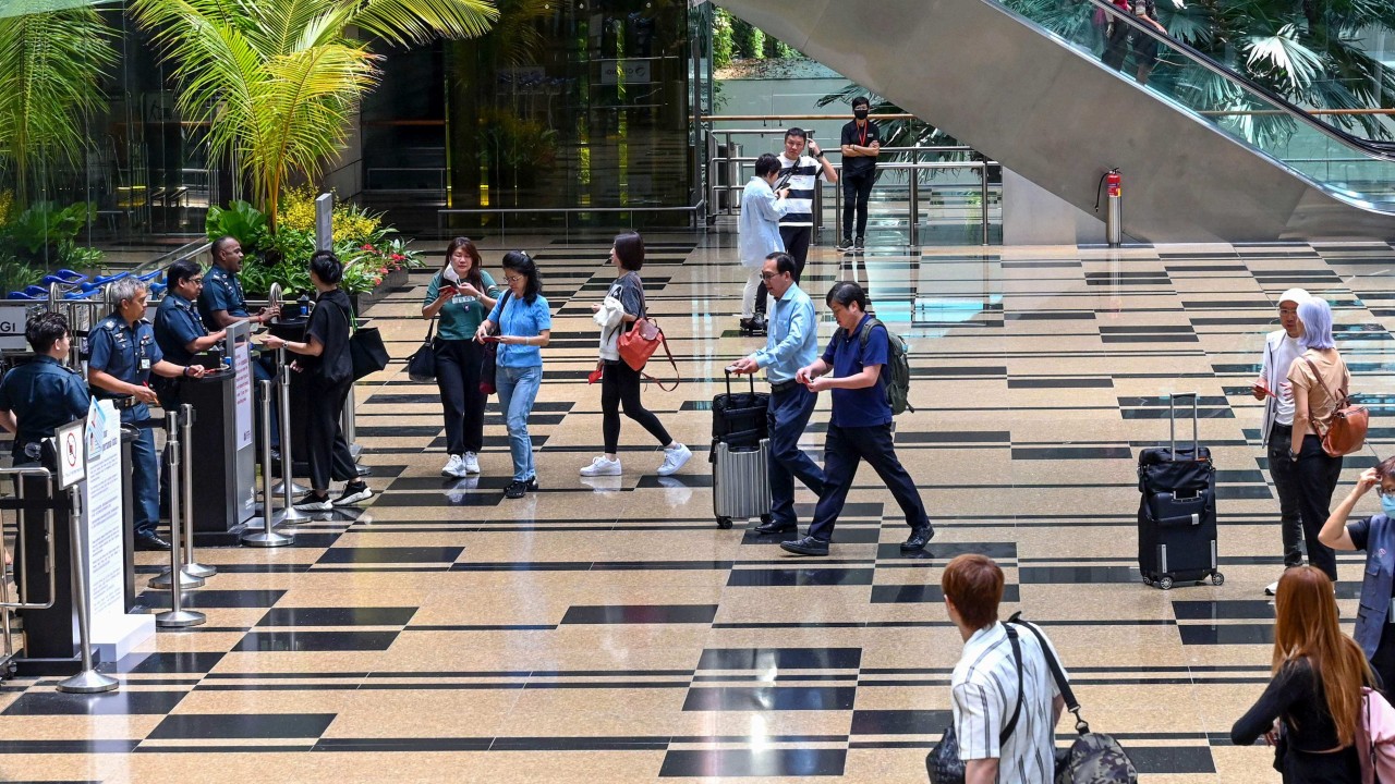 Singapur Changi Havalimanı'nda Parfüm Hırsızlığı: ABD'li Tutuklandı