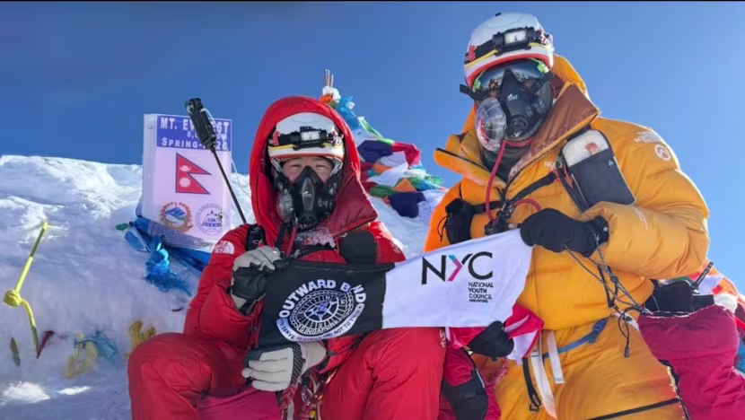 Evli Singapurlu çift Everest'in zirvesinde el ele