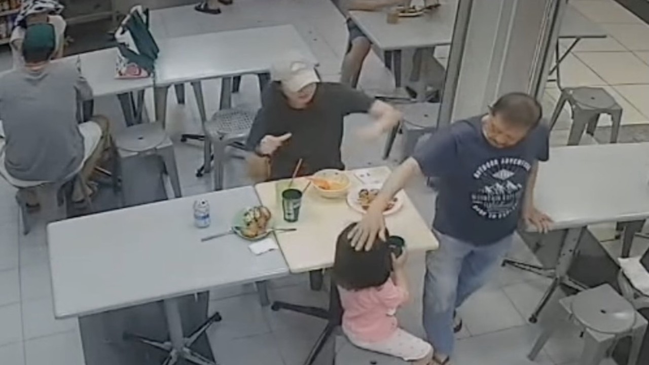 Singapur'da çocuğun başını okşayan adama itiraz: Baba yere serdi