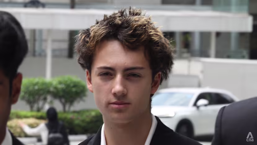Singapur'da meyve suyu pipetini yalayan gencin oturum izni tehlikede