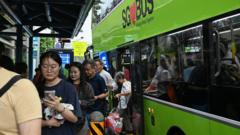 Singapur'da otobüste yüksek sesle müzik çalmak 300 £ cezaya mal olabilir