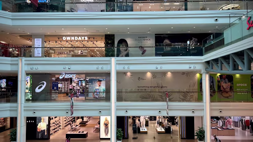 Singapur'da Plaza Singapura'nın Büyük Dönüşümü Perakende Çalışanlarını Tedirgin Ediyor