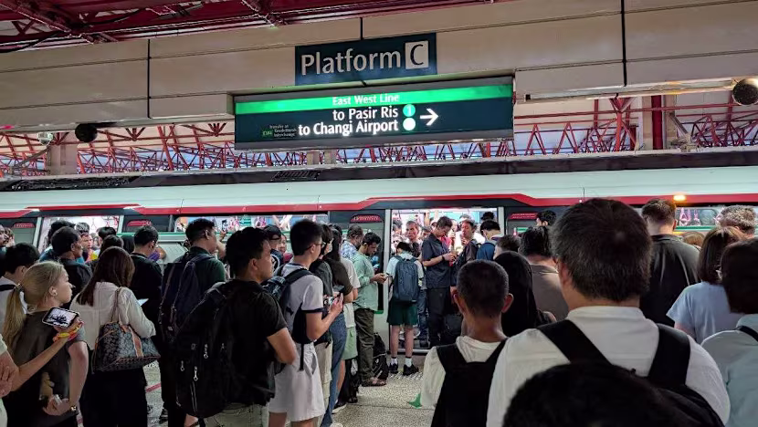 Singapur'da Toplu Taşıma Memnuniyeti Yüzde 87, Şikayetler Kalabalık ve Havalandırma