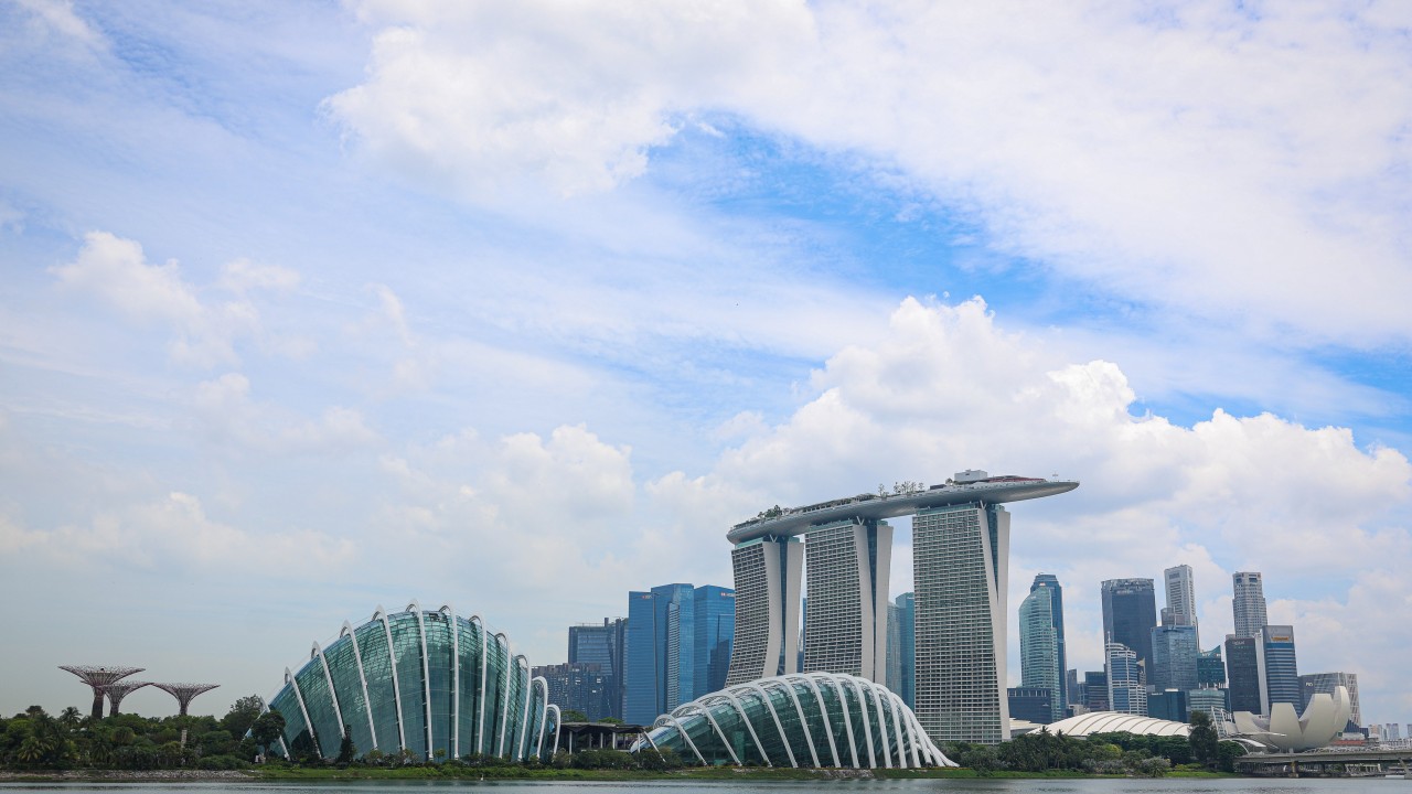 Singapur'da komşusunun kapısına dışkı atan kişiye para cezası