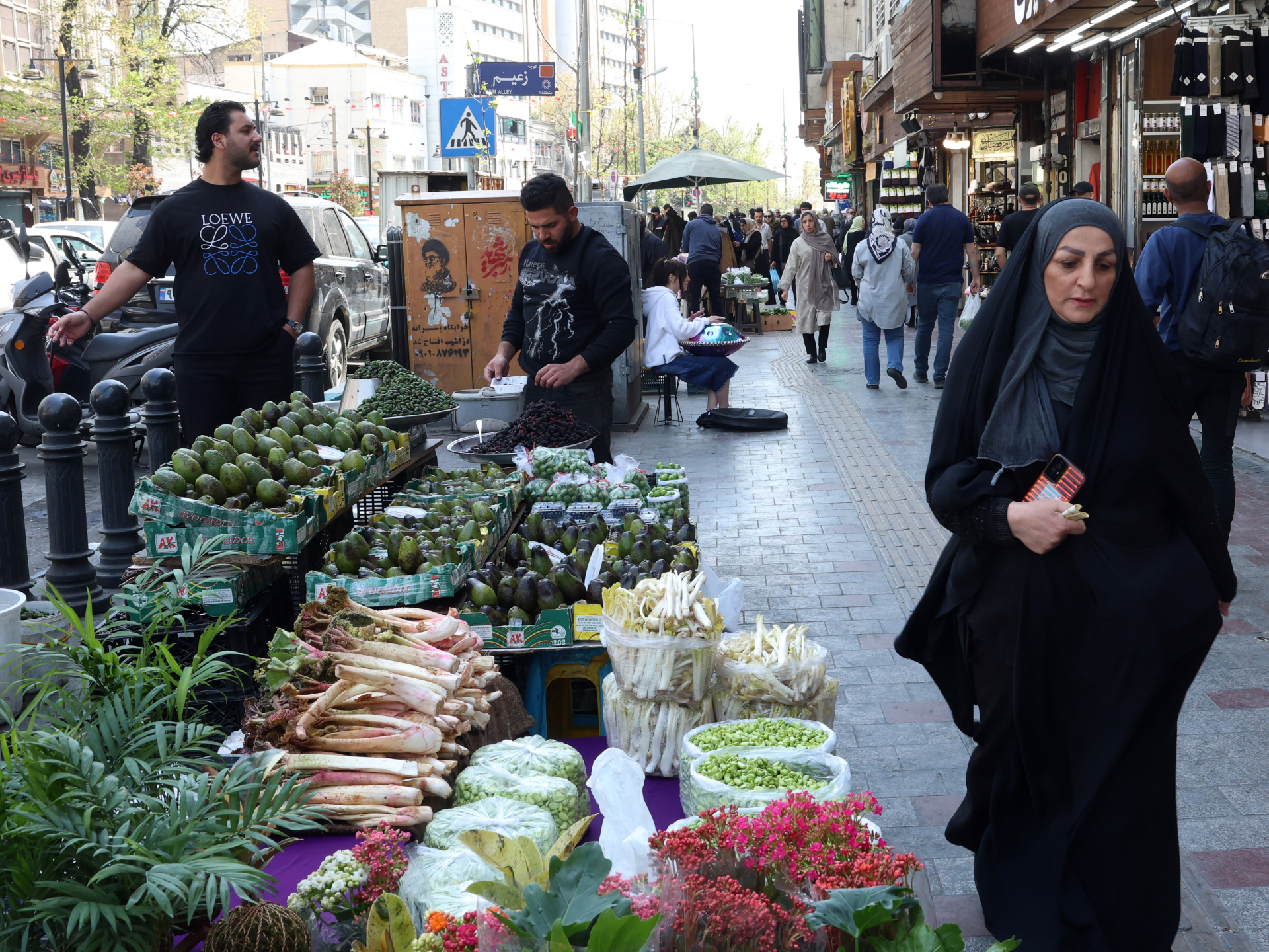 Sınıftan Devrim Meydanı'na: Tahran'da bir öğretmenin savaş günlüğü