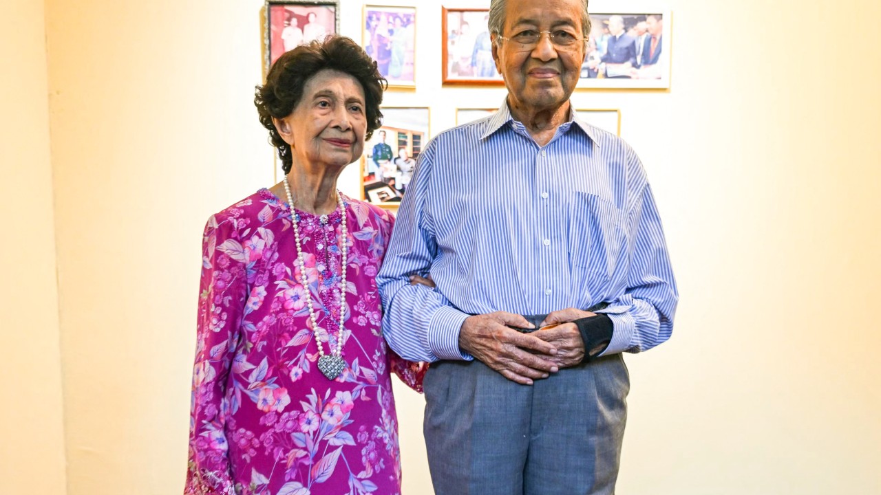 Siti Hasmah, Malezya'nın eski başbakanı Mahathir'in eşi, 100 yaşında hayatını kaybetti