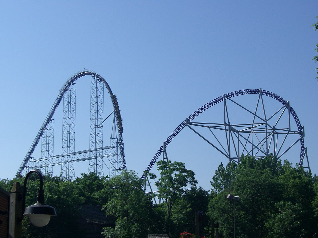 Six Flags'te lunapark hız treni güvenlik endişesiyle durduruldu