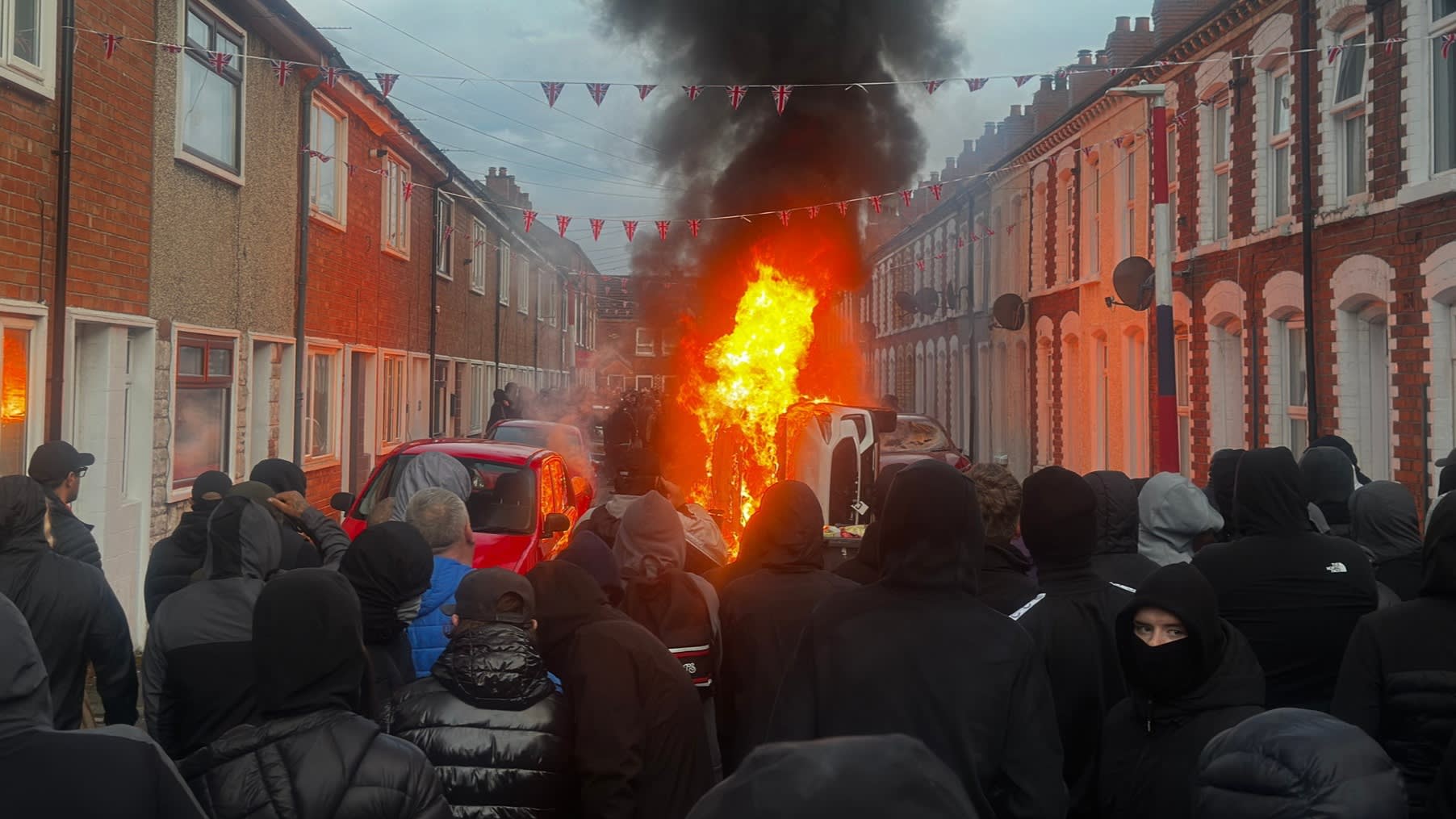 Sosyal medya krizi: Belfast şiddetinde zehirli paylaşımlar polisi aştı
