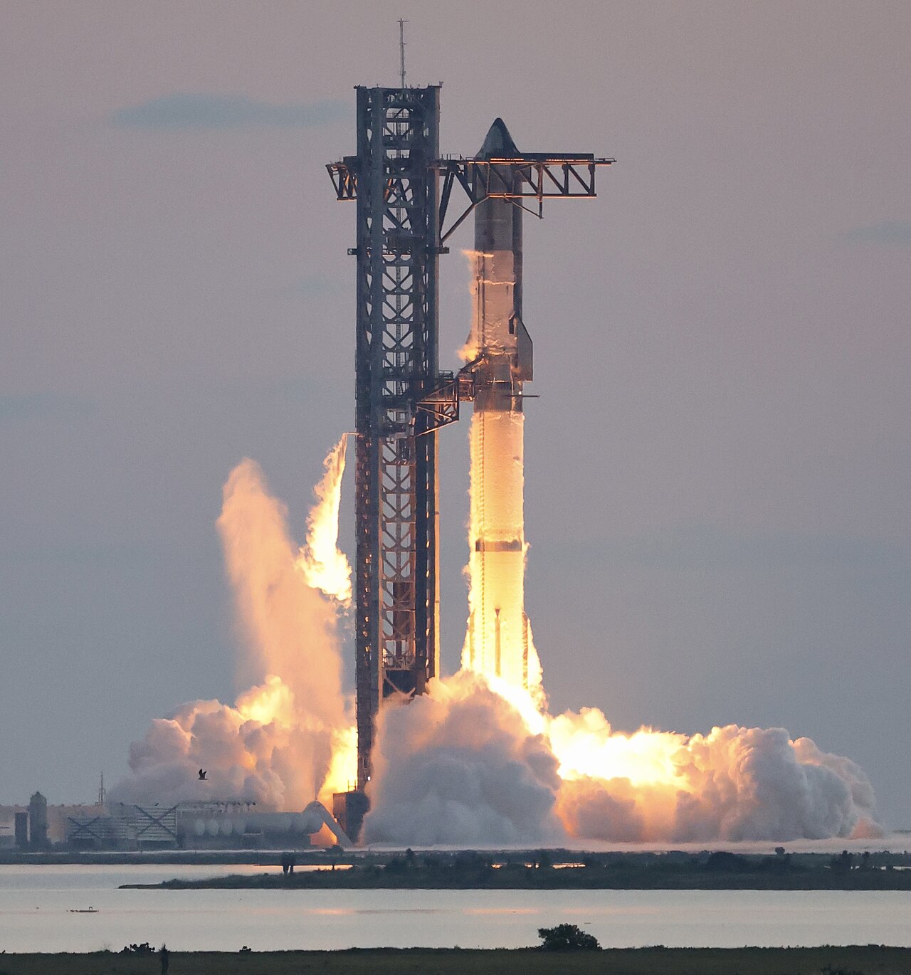 SpaceX, 13. Starship Testini Gerçekleştirdi, İlk Geliştirilmiş Starlink Uydularını Yörüngeye Bıraktı