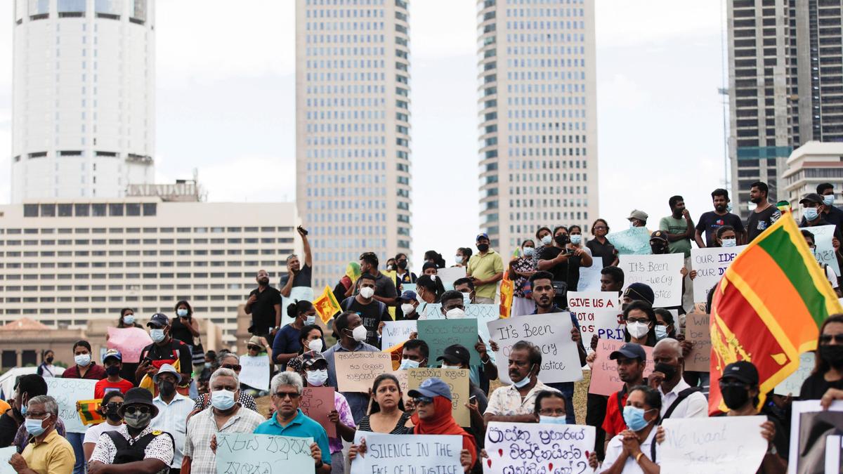 Sri Lanka'da muhalefet, eski istihbarat şefine destek için protestoya başladı