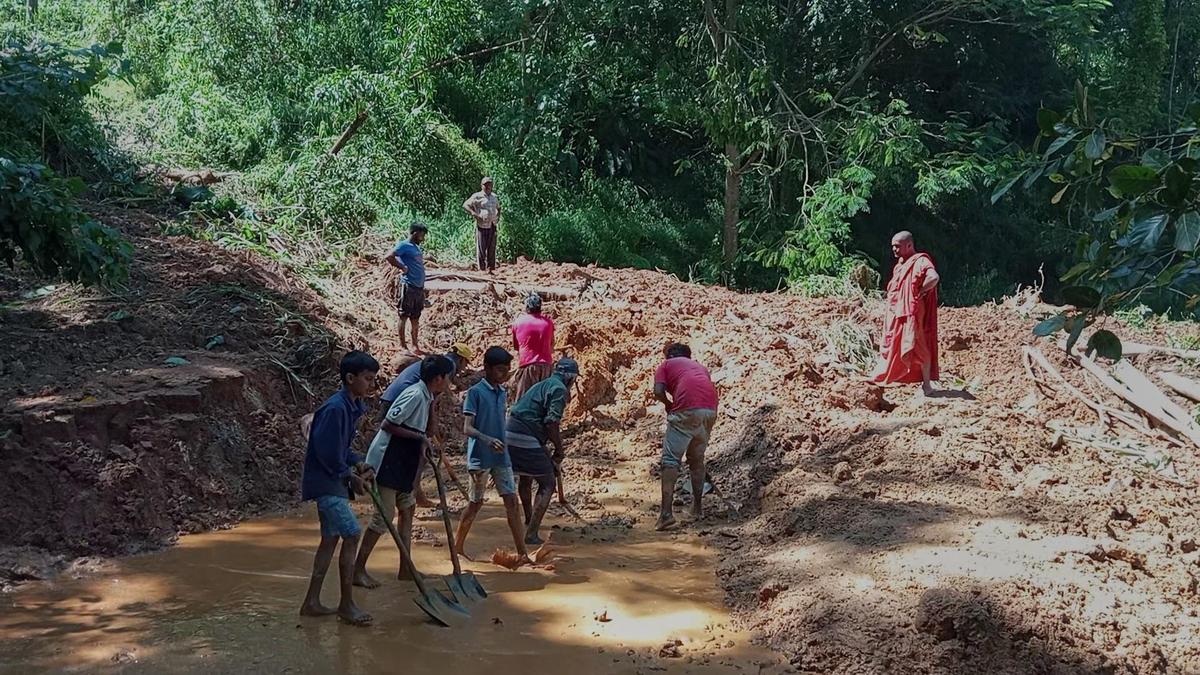 Sri Lanka'da şiddetli yağışlar toprak kayması ve sel felaketine yol açtı